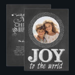 Tarjeta Festiva Tipografía de Navidades de Chalkboard Fotografía J<br><div class="desc">Tablero de tiza vacacional de época con un diseño sencillo y contemporáneo. TAMBIÉN PUEDES IMPRIMIR EN LA ESPALDA. Sube tus propias imágenes, agrega texto personalizado y mucho más! HAGA CLIC EN ON LINK QUE DICE: PERSONALIZAR IT para cambiar el tamaño/movimiento de las fotos, cambiar el tipo de letra, agregar o...</div>