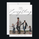 Tarjeta Festiva Todo es muy alegre, superposición de fotos familia<br><div class="desc">Todo es muy alegre, Felices Fiestas, Feliz Navidad. Celebre la temporada con esta tarjeta de foto familiar (impresa y/o descarga instantánea), en superposición de tema de letra romántica contemporánea moderna. Es totalmente personalizable con sus propios mensajes de salutación. Es simple y minimalista. Esta es la tarjeta perfecta para enviar sus...</div>