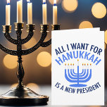 Tarjeta Festiva Todo lo que quiero es un nuevo presidente<br><div class="desc">Todo lo que quiero para Hanukkah es un nuevo presidente. Un nuevo presidente sería un gran regalo para esta persona judía. Un buen regalo contra Trump para un judío que quiere destituir a Donald Trump. Resista con este diseño de la menorah azul.</div>