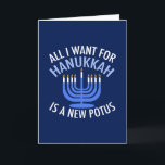 Tarjeta Festiva Todo lo que quiero para Hanukkah es un nuevo presi<br><div class="desc">Todo lo que quiero para Hanukkah es un nuevo POTUS. Un nuevo presidente sería un gran regalo para esta persona judía. Un buen judaísmo antiTrump presente para un judío que quiere destituir a Donald Trump. Resistir con este diseño político para Chanukah.</div>