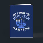 Tarjeta Festiva Todo lo que quiero para Hanukkah es un nuevo presi<br><div class="desc">Todo lo que quiero para Hanukkah es un nuevo POTUS. Un nuevo presidente sería un gran regalo para esta persona judía. Un buen judaísmo antiTrump presente para un judío que quiere destituir a Donald Trump. Resistir con este diseño político para Chanukah.</div>