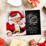 Tarjeta Festiva Todos son Navidades de Chalkboard tranquilos y bri<br><div class="desc">La sofisticada tarjeta fotográfica clásica es elegante y excelente para la familia, el bebé o cualquier persona. Todo es calma, todo es brillante. Borde oscuro de pizarra gris de carbón vegetal con un elegante guión de estilo tiza escrito con palabras del famoso carol de Navidades, Noche Silenciosa. Un tema de...</div>