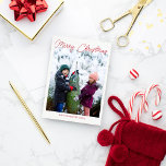 Tarjeta Festiva Tres fotos de escritura roja vertical Feliz Navida<br><div class="desc">Esta sencilla y moderna tarjeta de doble cara de ferias navideñas incluye una plantilla para tres fotos verticales más texto totalmente editable para que pueda elegir su saludo favorito.</div>