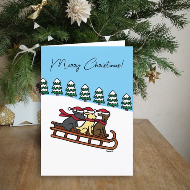 Tarjeta Festiva Tres Labradores Trineo Deslizándose Vista de Nieve (Three Labradors Sled Sliding Design Christmas Card for Labrador Owners.  Snow View Background.)