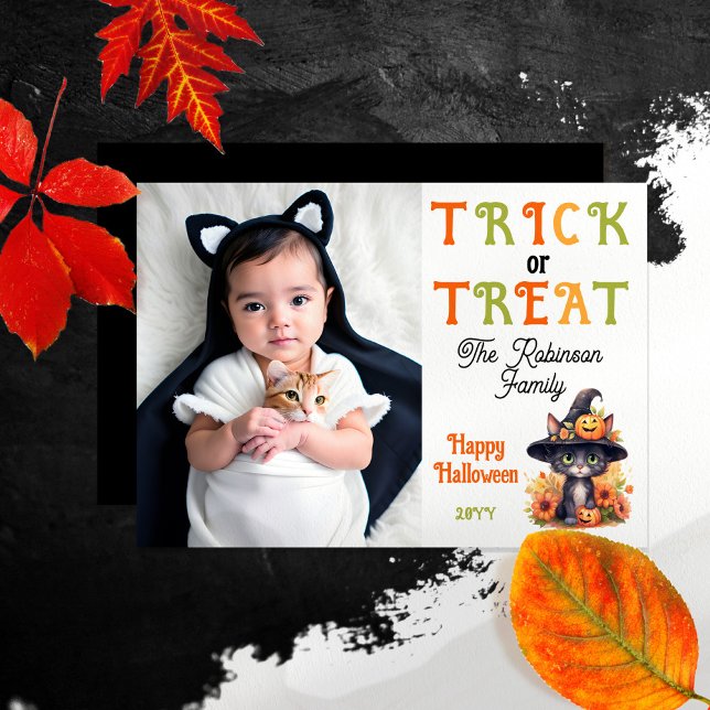 Tarjeta Festiva Trick de foto de Gorra de bruja de gato lindo o tr (Cute Halloween Family Photo Greeting Card "Trick or Treat" Black Cat in a Witches Hat )