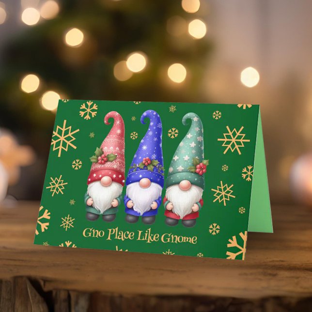Tarjeta Festiva Trío festivo de Navidades con copos de nieve (Festive Gnomes Gno Place Like Gnome Christmas Greeting Card Cover Photo)