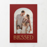 Tarjeta Festiva Tríptica Año de familia fotográfica múltiple en revisión de<br><div class="desc">Moderno y elegante Navidades minimalistas faux gold Blessed typography (año familiar de tipografía bendita) en revisión 8 galería de fotos (foto en forma de arco   7 fotos interiores) triplio de tarjeta de vacaciones roja con tu personalizado texto personalizado.</div>