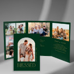 Tarjeta Festiva Tríptica Año de familia fotográfica múltiple en revisión de<br><div class="desc">Moderno y elegante Navidades minimalistas faux gold Blessed typography (año familiar de tipografía bendita de oro) en revisión 8 galería de fotos (foto en forma de arco   7 fotos interiores) triplio plantilla de tarjeta de vacaciones verde con tu personalizado texto personalizado.</div>