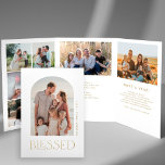 Tarjeta Festiva Tríptica Año de familia fotográfica múltiple en revisión de<br><div class="desc">Moderno y elegante Navidades minimalistas faux gold Blessed typography (año familiar de tipografía bendita de oro) en revisión 8 galería de fotos (foto en forma de arco   7 fotos interiores) triplio plantilla de tarjeta de vacaciones con tu personalizado texto personalizado.</div>