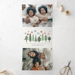 Tarjeta Festiva Tríptica Árboles de Navidad estilizados y copos de nieve