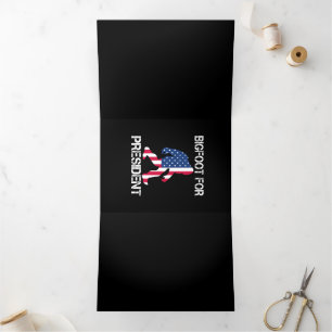 Tarjeta Festiva Tríptica Bigfoot Para Presidente Bigfoot Divertido