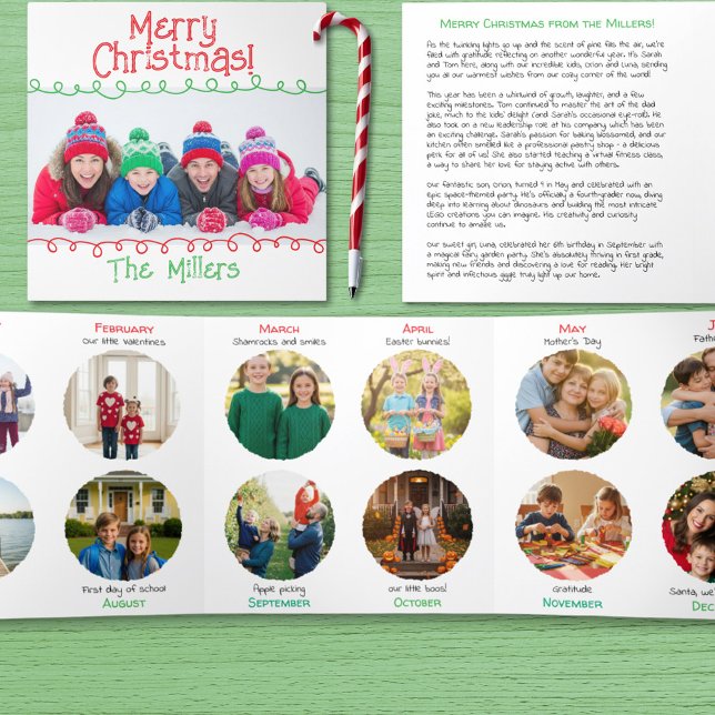 Tarjeta Festiva Tríptica Boletín de Navidades encantadores con fotos mensua (Charming and unique newsletter Christmas card with monthly photos with captions.)