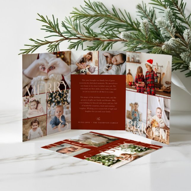 Tarjeta Festiva Tríptica Collage de fotos de familia audaz moderno y brilla (Merry & Bright Modern Bold Family Photo Collage Tri-Fold Red Holiday Card (Inside))