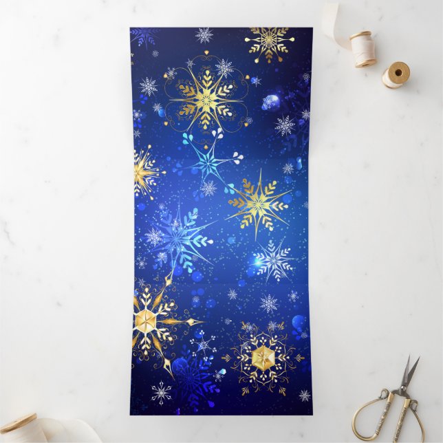 Tarjeta Festiva Tríptica Fondo azul de NAVIDAD con copos de nieve dorados (Interior)