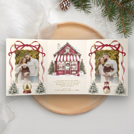 Tarjeta Festiva Tríptica Foto de tienda de juguetes de Navidad con lazo coq