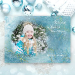 Tarjeta Festiva Tríptica Magical Sparkly Winter Snow Photo<br><div class="desc">Fantástico y único saludo de vacaciones con copos de nieve,  hielo,  chispas doradas y nubes blancas sobre fondo azul cielo con forma de corte personalizado para tu foto. Incluye campos de texto.</div>