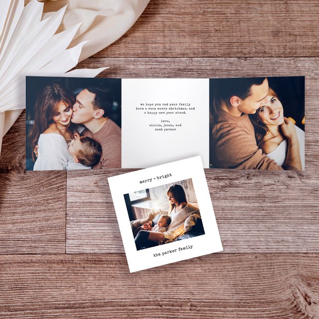 Tarjeta Festiva Tríptica Máquina de escribir mínima | Merry y Bright Multi  (A stylish and simple trifold holiday card with plenty of room for your favorite family photos)