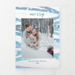 Tarjeta Festiva Tríptica Moderno Merry Winter Mint Swashes Foto<br><div class="desc">Resumen de las acuarelas color menta pastel con nevado blanco,  personalizado "alegre" guión gráfico con campos de texto editables. En el interior se incluyen el fondo de gradiente de menta complementario,  el saludo sugerido y plantillas de fotos adicionales.</div>