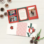 Tarjeta Festiva Tríptica Navidades triple foto verde rojo alegría floral<br><div class="desc">¡Nada dice que los Navidades se festejen como las poinsettias! Y estas tarjetas triples de 5" x 7" de felicitación de Navidades ciertamente pondrán a tus amigos y familia en el espíritu de las vacaciones. La Portada- tiene la palabra "Alegría" en grandes letras de serif rojas con un ramo floral...</div>