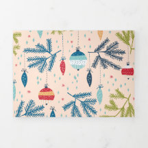 Ornamentos navideños antiguos colgados en árboles