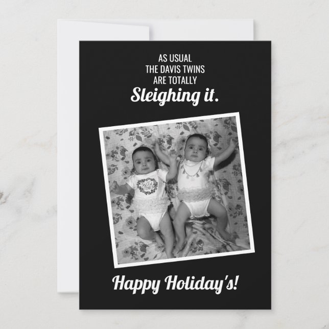 Tarjeta Festiva Twins Sleighing It Holiday Card (Anverso)