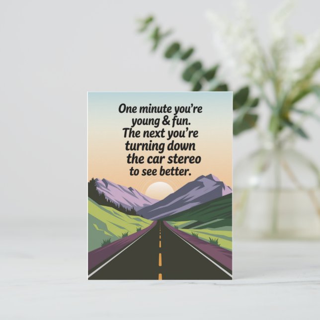 Tarjeta Festiva Un cumpleaños gracioso que se hace viejo volteando (Anverso de pie)