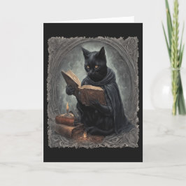 Tarjeta Festiva Un gato negro que lleva una capa estudiando Hallow