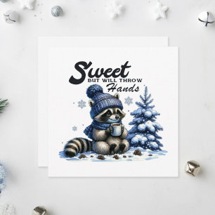 Tarjeta Festiva Un mapache adorable tomando té caliente en la niev