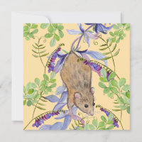 Un ratón divertido en un matorral de flores.
