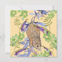 Un ratón divertido en un matorral de flores.