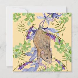 Tarjeta Festiva Un ratón divertido en un matorral de flores.