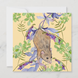 Tarjeta Festiva Un ratón divertido en un matorral de flores.