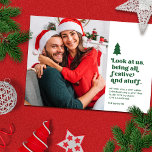 Tarjeta Festiva Una mirada divertida a los Navidades estadounidens<br><div class="desc">Esta divertida tarjeta de fotos de vacaciones presenta una tipografía de estilo retro que dice, "Mírennos, ser todos festivos y cosas" en rojo sobre un fondo blanco. Un pequeño árbol de Navidad agrega ese toque festivo especial. Don esos sombreros de Santa, corderos de renos, suéteres feos u otros atuendos y...</div>