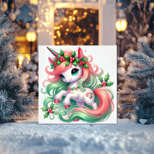 Tarjeta Festiva Unicornio adornado con acebo en rojo y verde