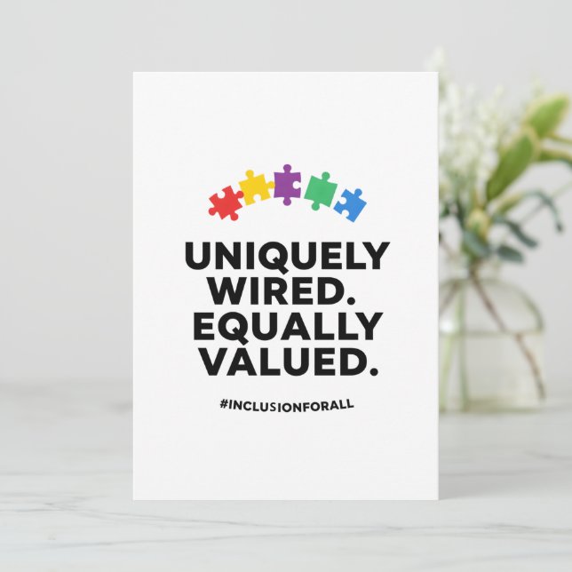 Tarjeta Festiva Uniquely Wired Equally Valued Awareness Art (Anverso de pie)