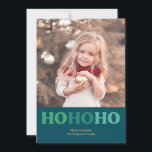 Tarjeta Festiva Vacaciones modernas simples | Foto verde 2<br><div class="desc">Esta sencilla tarjeta de vacaciones Cute presenta el texto que se ha diseñado con un estilo retro moderno. Hay un punto en la parte delantera para poner un pequeño mensaje y tu nombre. En la parte trasera hay una gran foto. Colores y diseños adicionales disponibles en nuestra tienda zazzle -...</div>