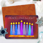 Tarjeta Festiva Velas de boho azul de Hanukkah en luz de amor de p<br><div class="desc">"Paz, amor y luz". Un ilustracion juguetón, moderno y artístico de velas de patrón boho en una menorah te ayuda a iniciar las vacaciones de Hanukkah. Las variadas velas azules con coloridos patrones de Relieve metalizado falsos superponen un fondo rico y profundo naranja rojo quemado en textura. Relieve metalizado de...</div>