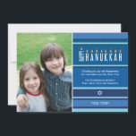 Tarjeta Festiva Velas Hanukkah a rayas<br><div class="desc">Se representa una menorah usando la tipografía en esta tarjeta plana rayada de Hanukkah. La palabra "Feliz" está de su lado y sirve como Shamash, mientras que las otras letras que describen "Hanukkah" sirven como las ocho velas de Hanukkah. El fondo tonal azul a rayas recuerda a un cuadro. Añade...</div>