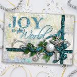 Tarjeta Festiva Verde azulada y plateada<br><div class="desc">Diseño de capas ricas en verde azulado profundo y plateado con cintas de satén, cuentas, estrella de filigre plateado, llave de diamante, adorno plateado y holly. El texto es grabado en relieve con un toque de purpurina. El fondo está texturado y angustiado con brillantes de la tinta. El texto interno...</div>