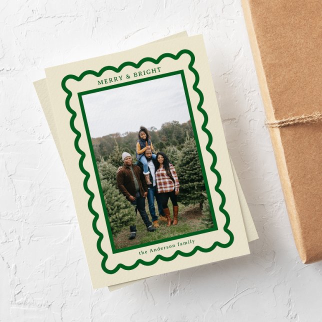 Tarjeta Festiva Verde sobre crema Marco simple de foto de vieira (cream off-white with forest green scallop photo frame Christmas holiday cards)