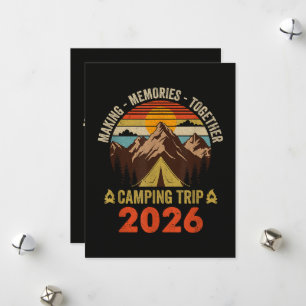 Tarjeta Festiva Viaje de camping familiar al atardecer retro 2026