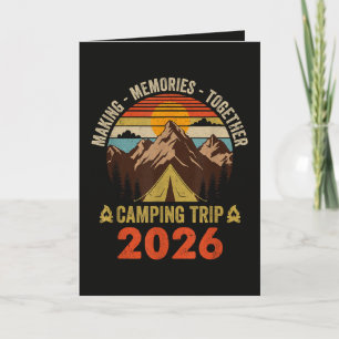 Tarjeta Festiva Viaje de camping familiar al atardecer retro 2026