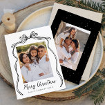 Tarjeta Festiva Vintage Black Bow Merry Christmas 2 Photo<br><div class="desc">Celebre la temporada de vacaciones con esta encantadora tarjeta de Navidades que incluye la foto de su familia enmarcada por una flor negra festiva y una cinta sobre un crujiente fondo blanco. "Feliz Navidad" está elegantemente escrito en un encantador guión manuscrito negro, con espacio para personalizar el nombre de tu...</div>