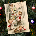 Tarjeta Festiva Vintage Christmas Baby Angels decoran el árbol<br><div class="desc">Los Vintage ángeles de Navidad decoran la tarjeta de vacaciones de árbol.</div>