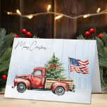 Tarjeta Festiva Vintage Christmas Red Truck Bandera Patriótica de<br><div class="desc">Vintage Red Truck Navidades Cards celebra las vacaciones con encanto patriótico. Difunde alegría y alegría festiva esta temporada navideña con nuestras tarjetas de Navidades de camiones rojos. Capturando perfectamente el espíritu de un bello y rústico paisaje invernal, estas tarjetas cuentan con un encantador camión rojo adornado con un árbol de...</div>