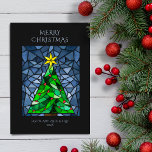 Tarjeta Festiva Vintage Christmas Sfred Glass<br><div class="desc">Estas hermosas tarjetas de felicitación de Navidades planos de 5" x 7" presentan un diseño de vidrio manchado de color de agua hecho a mano con un árbol de Navidad con una estrella dorada con ornamentos rojos con un fondo en tonos azules. El saludo editable es "Feliz Navidad". La parte...</div>