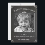 Tarjeta Festiva Vintage Faux Chalkboard Happy Holidays Photo<br><div class="desc">Envíe sus deseos de vacaciones a amigos y familiares con esta tarjeta de vacaciones de personalizable. Esta foto tarjeta de vacaciones muestra un falso patrón de pizarra. Personalice agregando sus detalles. Esta tarjeta de vacaciones personalizado está disponible en otros colores y en el material de cartón. Los elementos coincidentes están...</div>