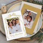 Tarjeta Festiva Vintage Gold Bow Merry Christmas 2 Photo<br><div class="desc">Celebre la temporada de vacaciones con esta encantadora tarjeta de Navidades que incluye la foto de su familia enmarcada por un arco dorado festivo y una cinta en un crujiente fondo blanco. "Feliz Navidad" está elegantemente escrito en un encantador guión manuscrito dorado, con espacio para personalizar el nombre de tu...</div>