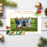 Tarjeta Festiva Vintage Gold Merry Christmas Botanicals Photo<br><div class="desc">Difunde algunos Navidades con alegría con esta hermosa tarjeta de foto. Poinsettias coloridas, boughs de pino, conos de pino y un borde dorado falso encuadran la foto en la parte delantera. Al revés, agrega otra foto y tu propio mensaje de vacaciones, nombres y año. Sofisticado, pero festivo y colorido, tu...</div>