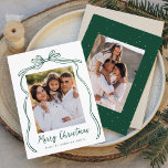 Tarjeta Festiva Vintage Green Bow Merry Christmas 2 Photo<br><div class="desc">Celebre la temporada de vacaciones con esta encantadora tarjeta de Navidades que incluye la foto de su familia enmarcada por una reverencia verde festiva y una cinta sobre un fondo blanco y fresco. "Feliz Navidad" está elegantemente escrito en un encantador guión escrito a mano verde, con espacio para personalizar el...</div>